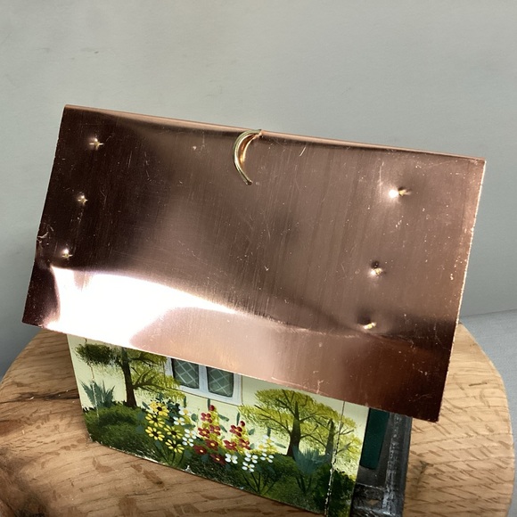 🟡 Hand Painted - Copper Roofed - Birdhouse - Excellent Condition - Unique Design - Picture 8 of 13
